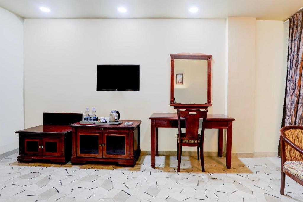 TV a/nebo společenská místnost v ubytování Palette Anand Formerly Hotel La Casa Inn