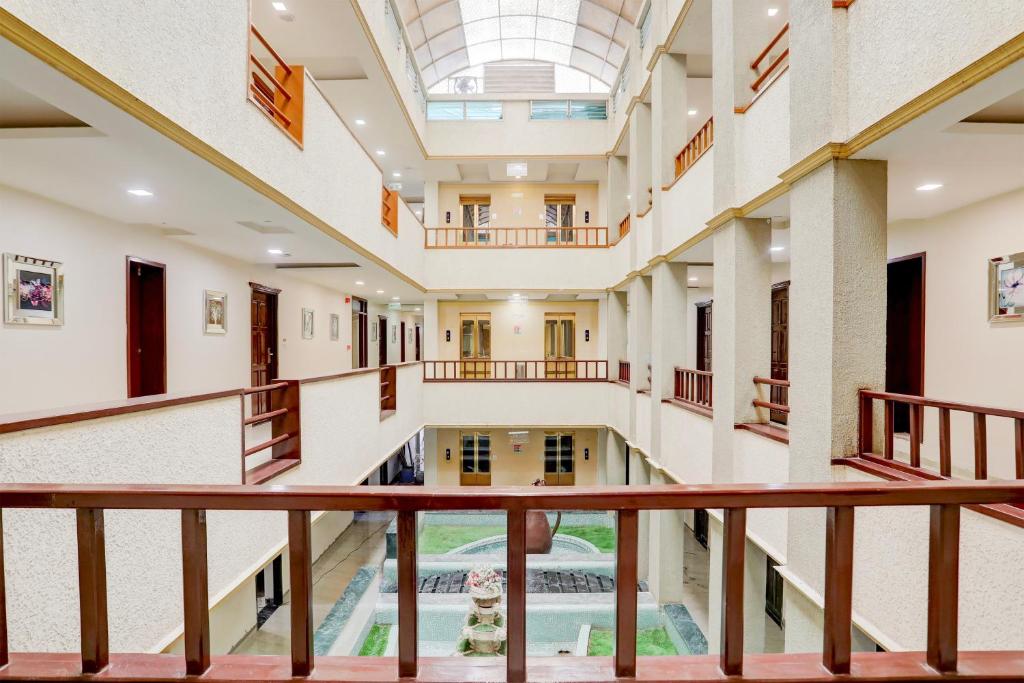 Bazén v ubytování Palette Anand Formerly Hotel La Casa Inn nebo v jeho okolí