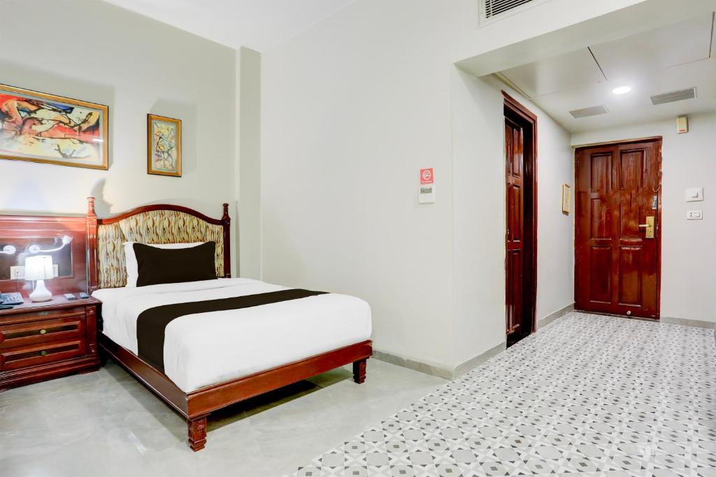 Postel nebo postele na pokoji v ubytování Palette Anand Formerly Hotel La Casa Inn