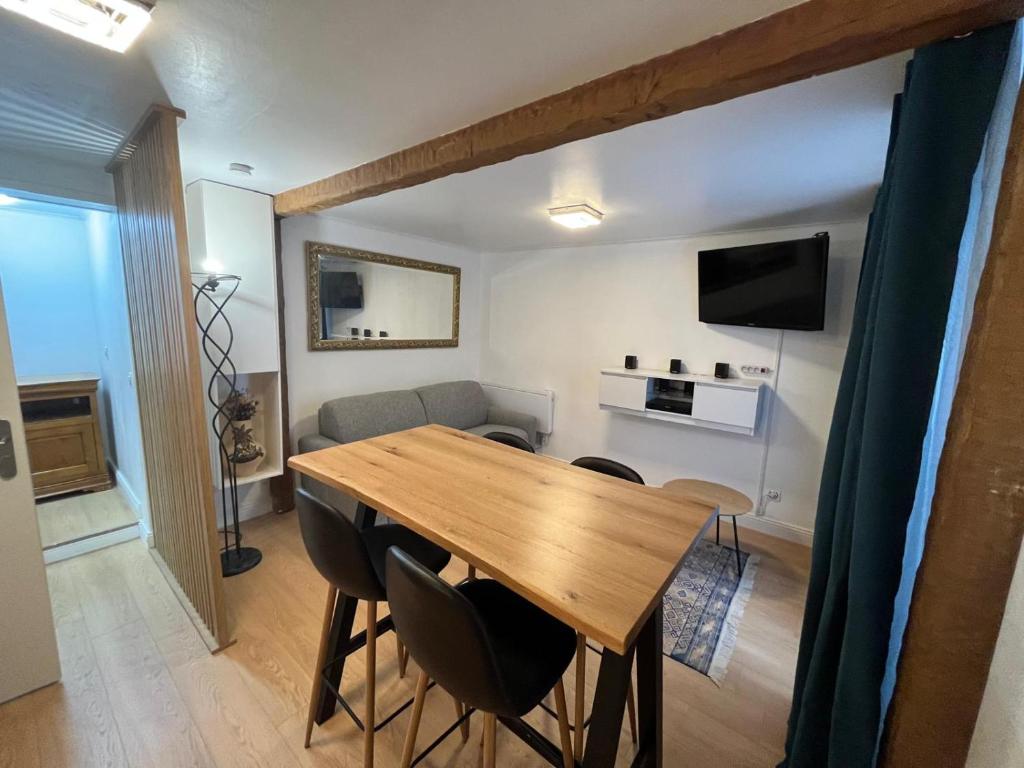 un salon avec une table en bois et un canapé dans l'établissement Rankos, à Malakoff