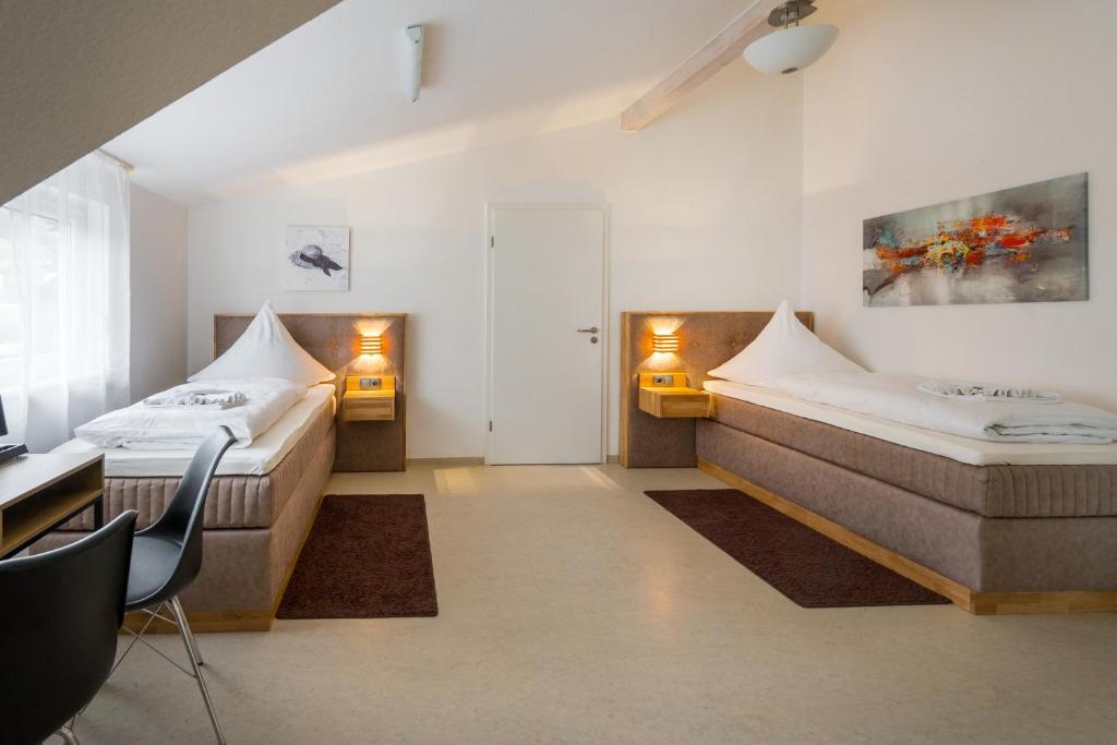 Postel nebo postele na pokoji v ubytování Hotel am Kirchplatz