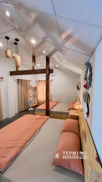 Postel nebo postele na pokoji v ubytování Tepmi house
