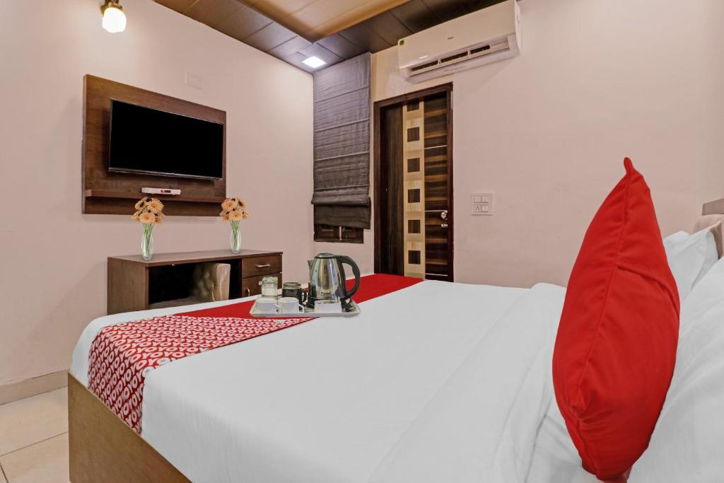 TV a/nebo společenská místnost v ubytování OYO 90274 Hotel Knight Inn