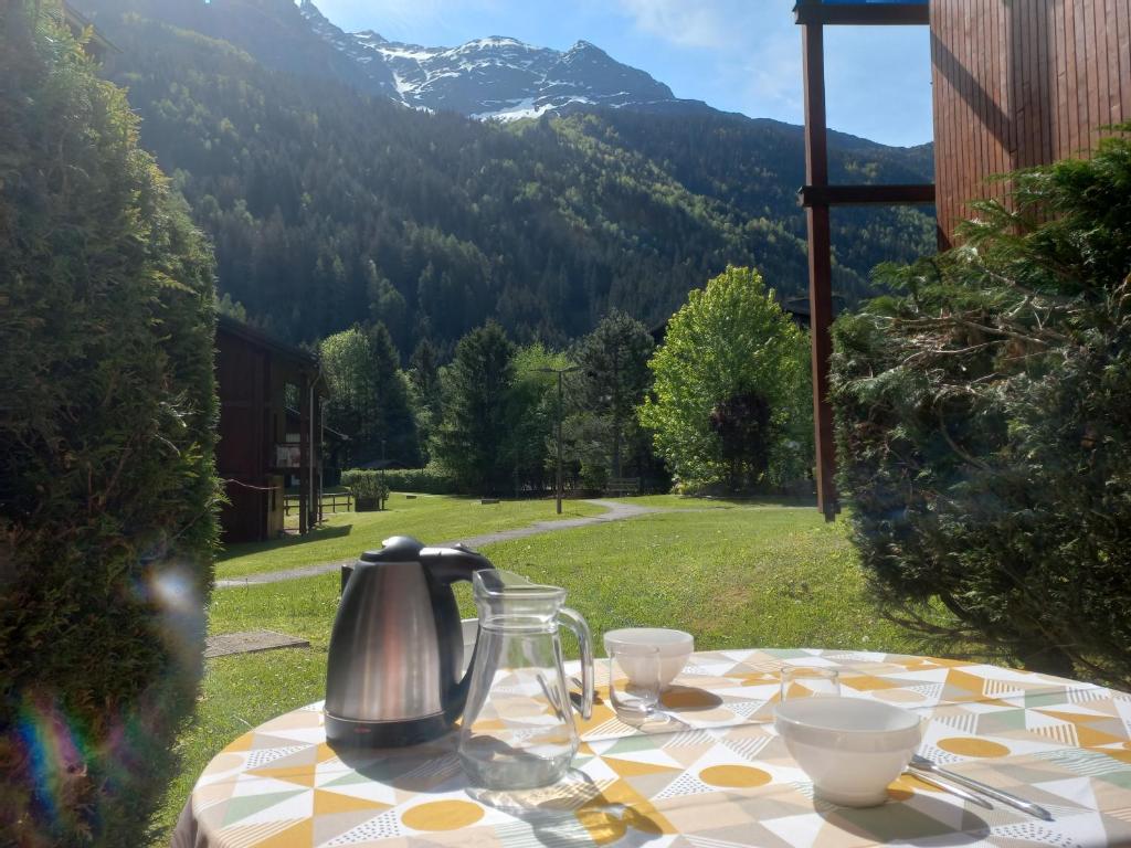 a table with a tea kettle and cups on it at TMB Tour du Mont-Blan in Les Contamines-Montjoie