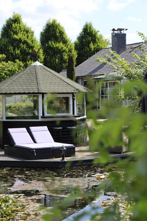 Zahrada ubytování Wellness Tuin - Ultieme Partner Beleving - St Hubertus Suite met Jacuzzi ,Openhaard, Privé Hottub en Privé Sauna in Jachthut stijl