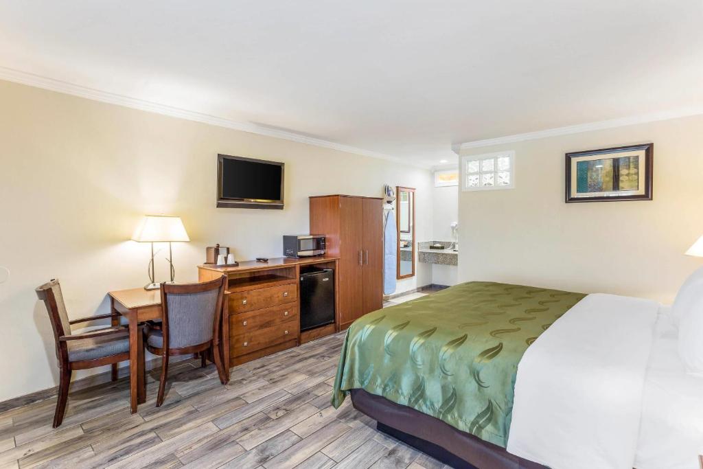 Kuchyň nebo kuchyňský kout v ubytování Quality Inn Escondido San Diego North County