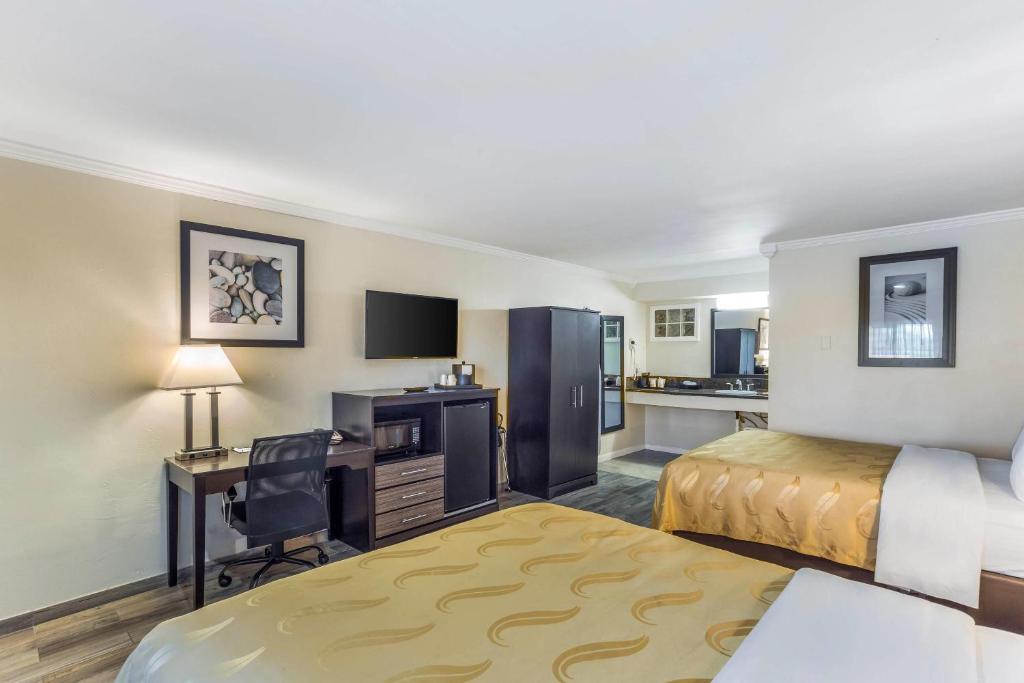 Postel nebo postele na pokoji v ubytování Quality Inn Escondido San Diego North County