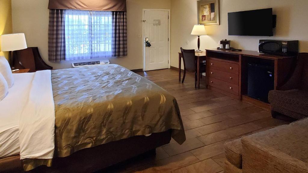 Postel nebo postele na pokoji v ubytování Quality Inn Escondido San Diego North County