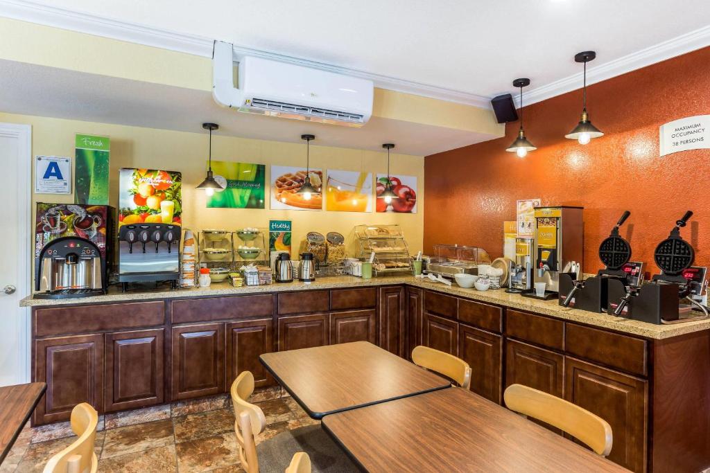 Kuchyň nebo kuchyňský kout v ubytování Quality Inn Escondido San Diego North County