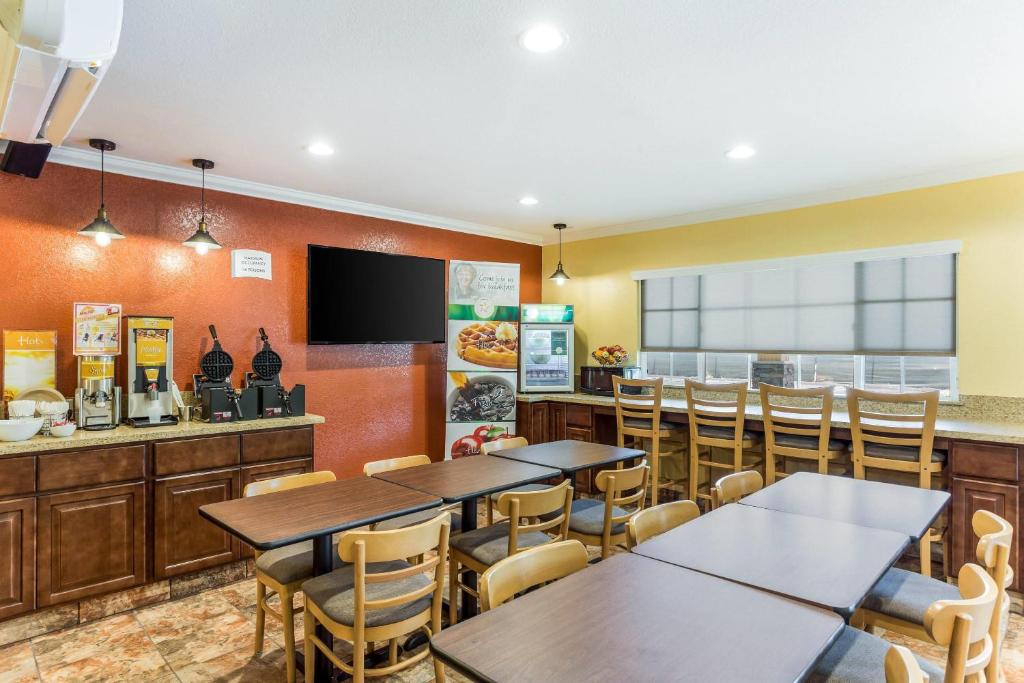 Lounge nebo bar v ubytování Quality Inn Escondido San Diego North County