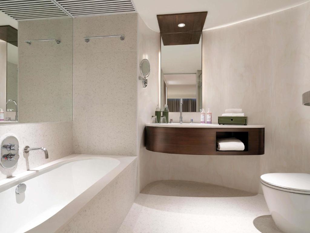 Koupelna v ubytování Mövenpick Hotel Bangkok Ploenchit BDMS