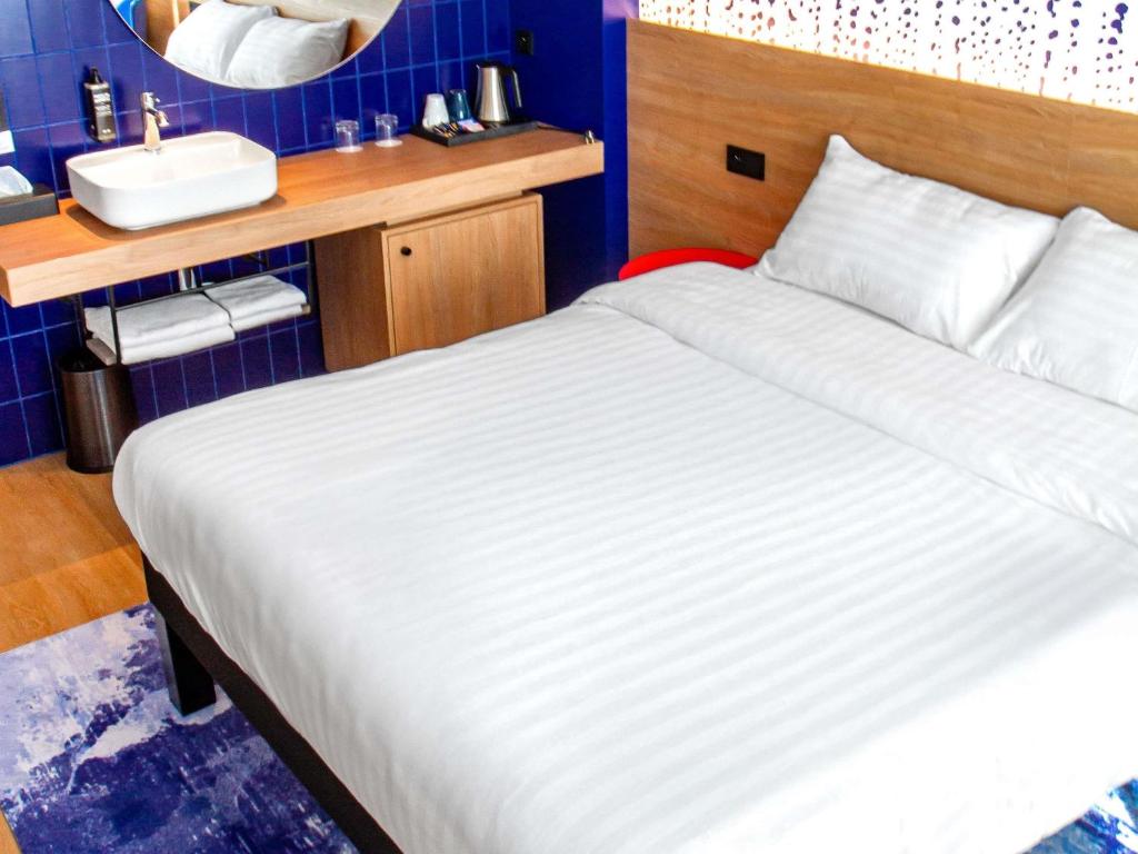 Postel nebo postele na pokoji v ubytování ibis Styles Relax Roznov pod Radhostem