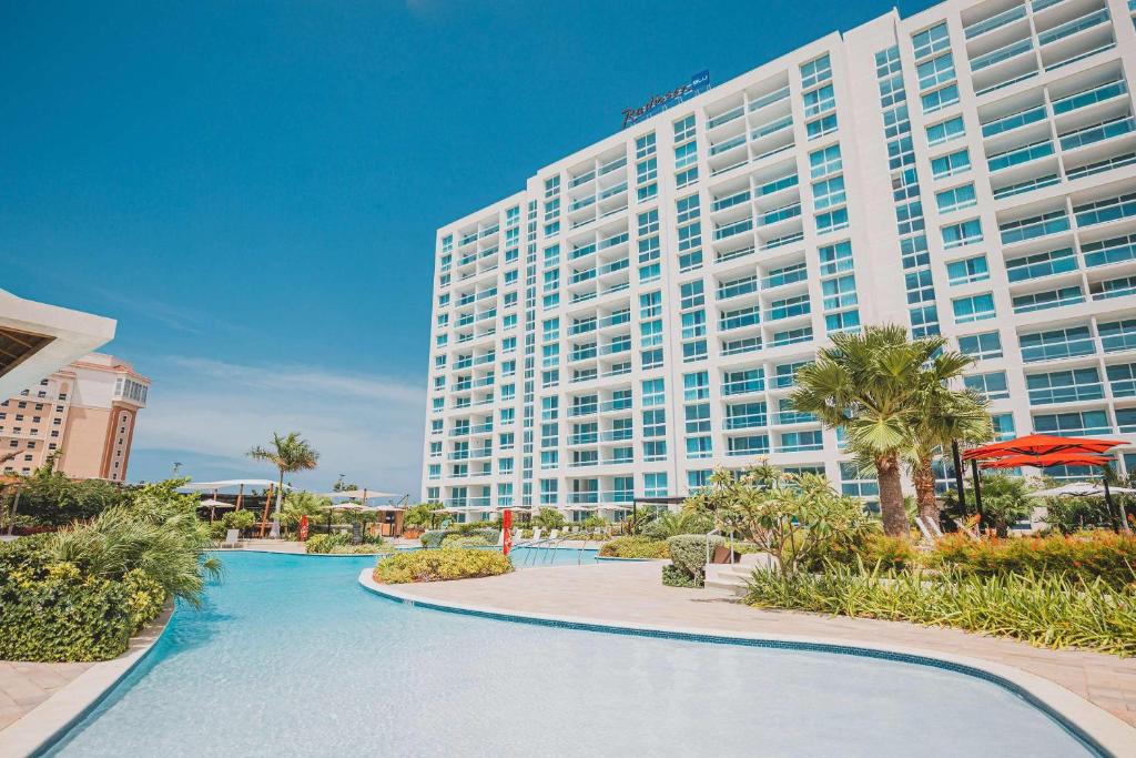 A piscina localizada em Radisson Blu Aruba ou nos arredores