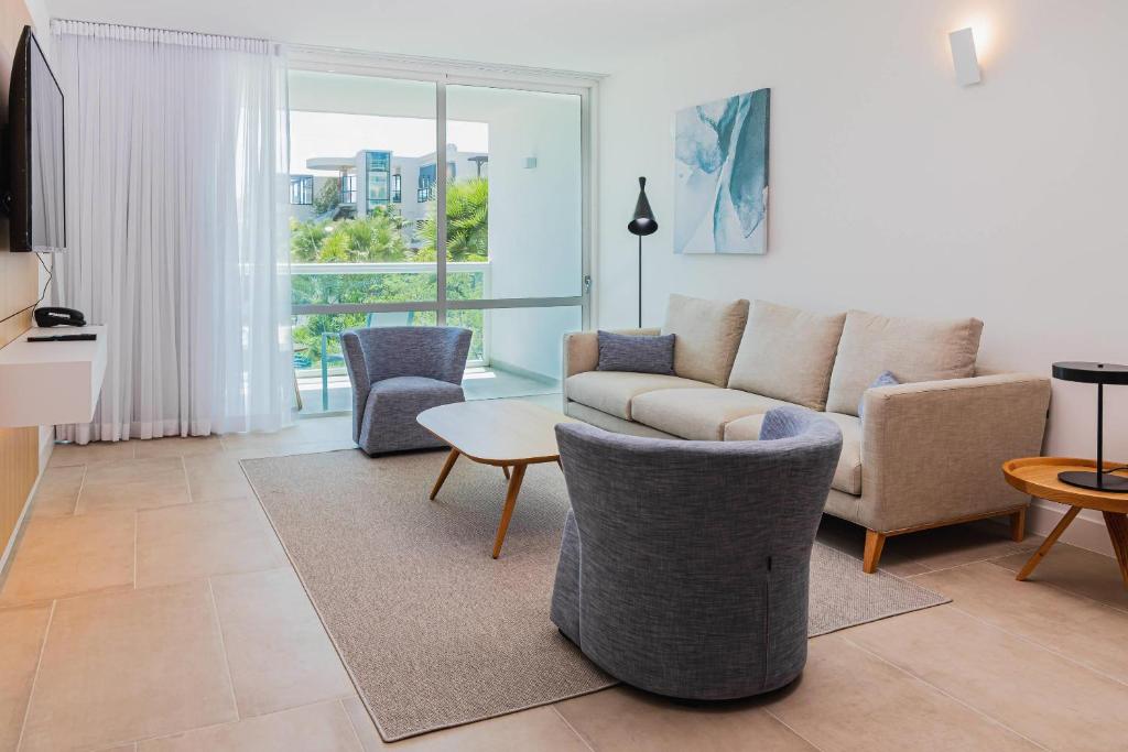 Uma área de estar em Radisson Blu Aruba