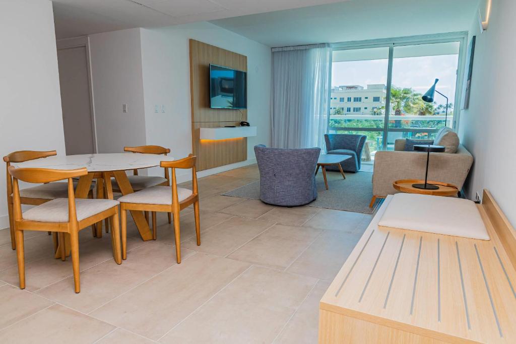 Uma área de estar em Radisson Blu Aruba