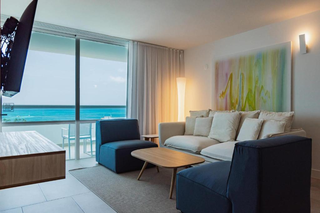 Uma área de estar em Radisson Blu Aruba