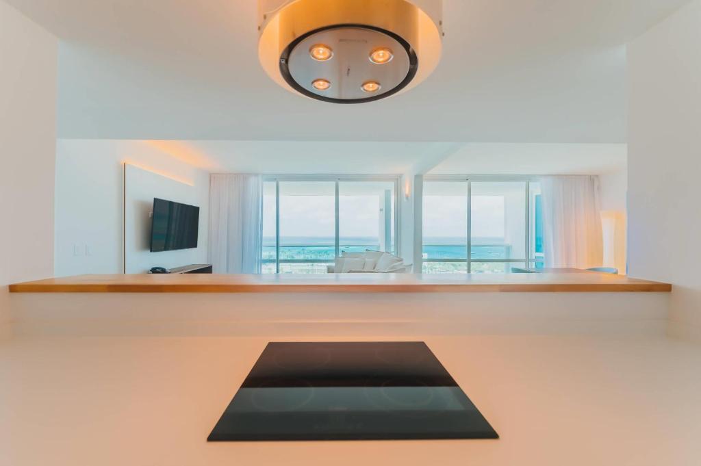 Uma TV ou centro de entretenimento em Radisson Blu Aruba