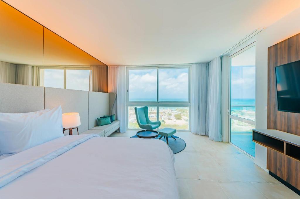 Uma TV ou centro de entretenimento em Radisson Blu Aruba