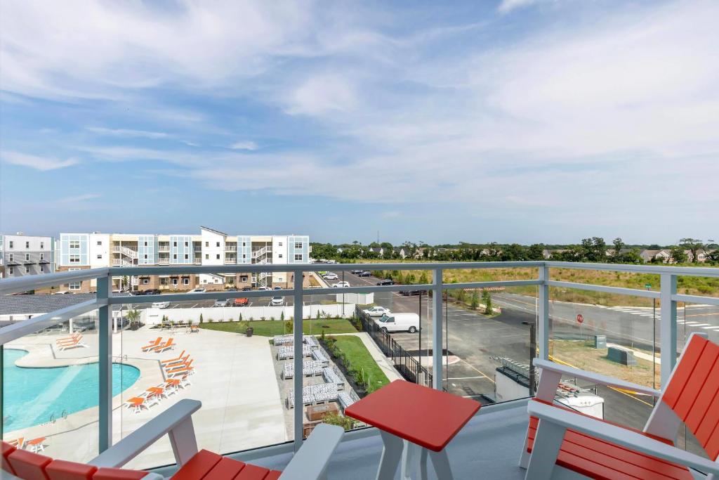 Bazén v ubytování Cambria Hotel Rehoboth Beach nebo v jeho okolí