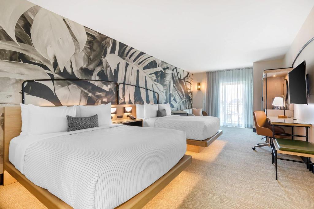 Postel nebo postele na pokoji v ubytování Cambria Hotel Rehoboth Beach