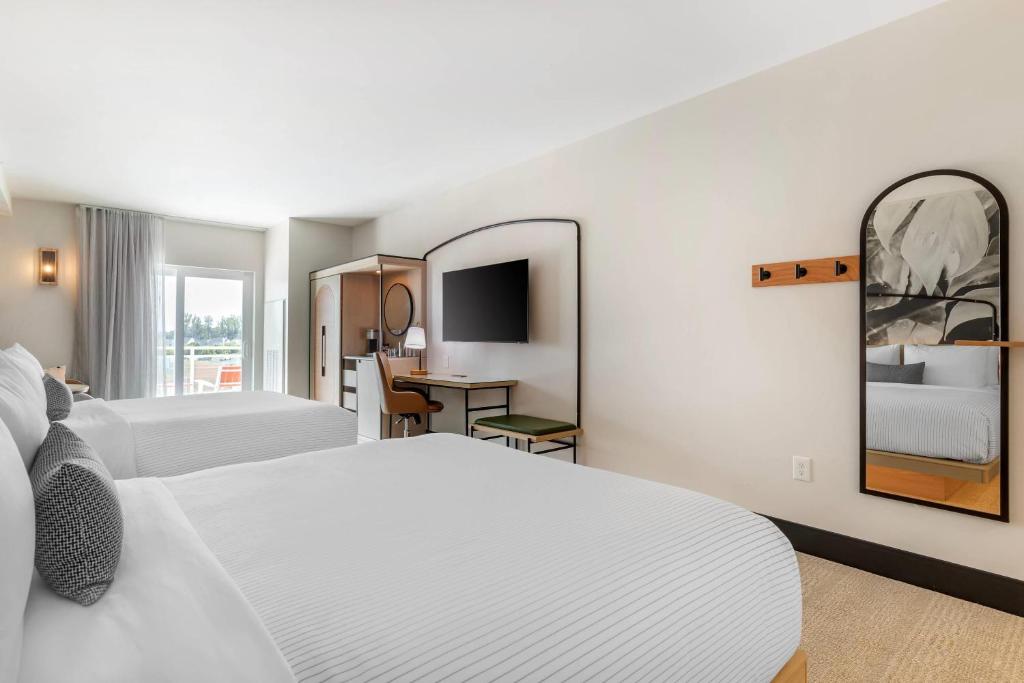 Postel nebo postele na pokoji v ubytování Cambria Hotel Rehoboth Beach