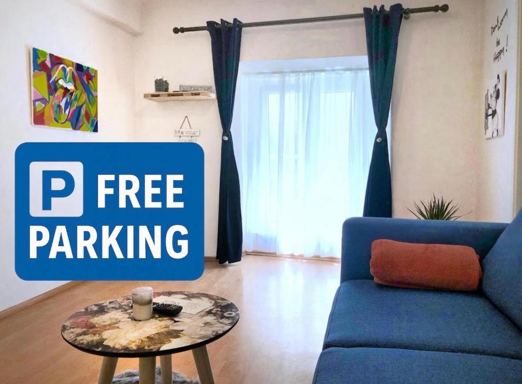 Una sala de estar con un sofá azul y una mesa. en 1BR Apartment on the Most Beautiful Street in Ljubljana Center, en Liubliana