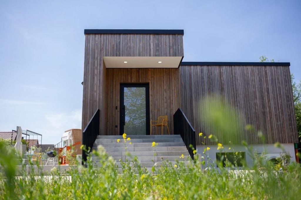 une maison avec des escaliers menant à la porte. dans l'établissement Luxus-Ferienwohnung DS11, à Fehmarn