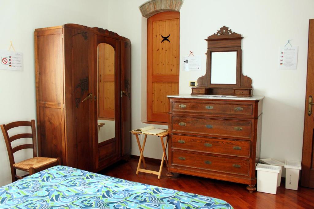 カパンノリにあるBio B&B La Fanciullacciaのベッドルーム(ドレッサー、鏡、ベッド付)