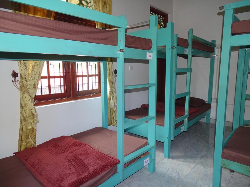 Palanda nebo palandy na pokoji v ubytování Ceylon Glory Hostel