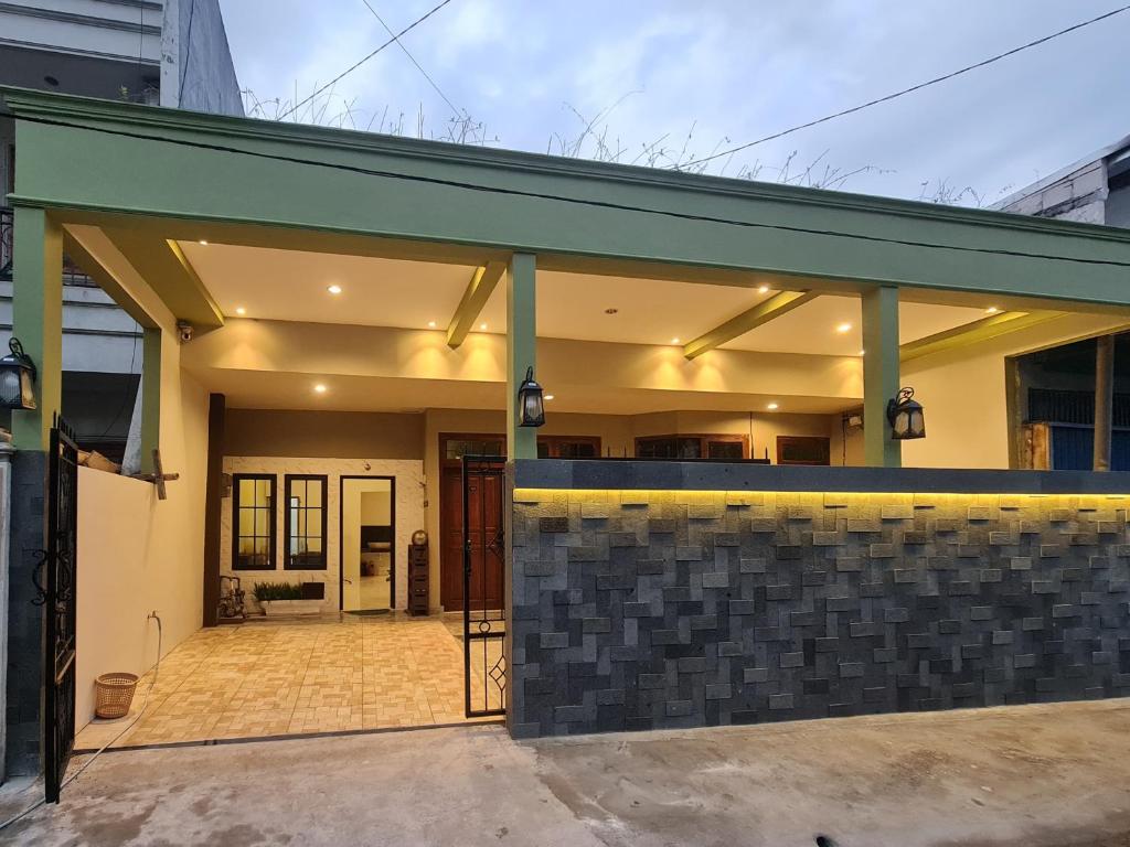 AlastuwoにあるGreen Living Homeの緑の屋根と石壁の家