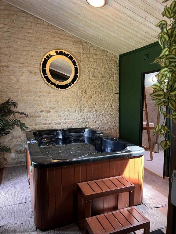 une baignoire jacuzzi dans une chambre avec un miroir dans l'établissement Gîte de charme romantique avec Spa privatif l'Echappée bulles, à Chambon