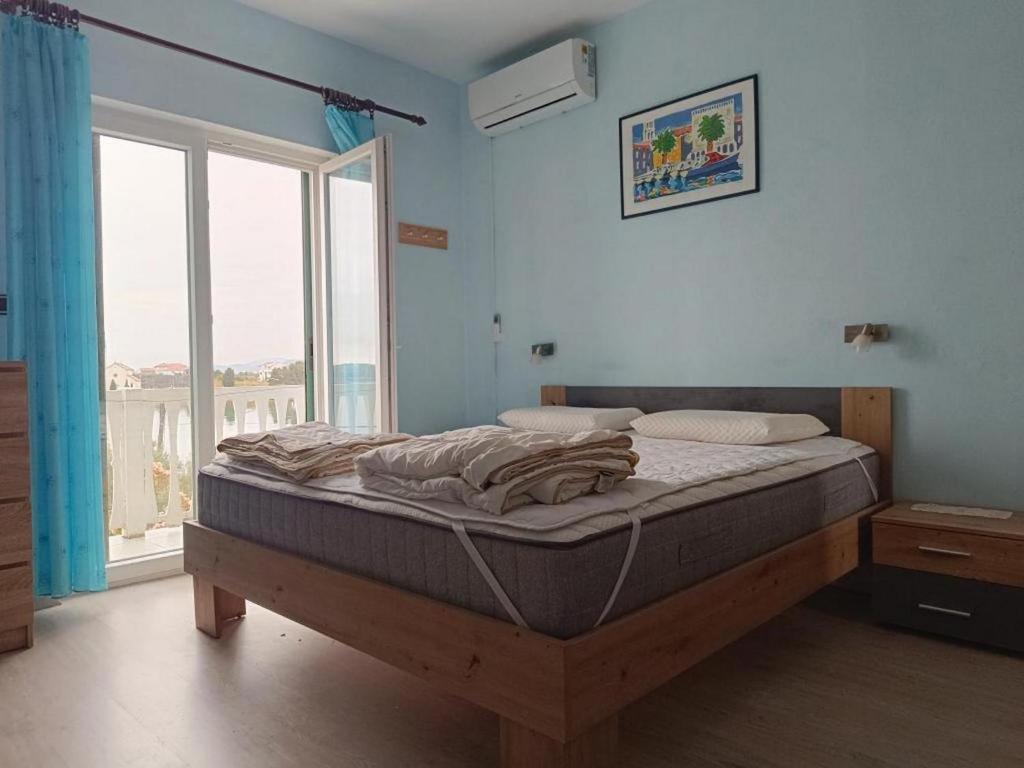Postel nebo postele na pokoji v ubytování Apartments by the sea Pasman - 8219