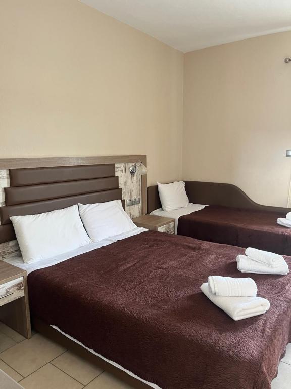 Postel nebo postele na pokoji v ubytování SUNSET HOTEL