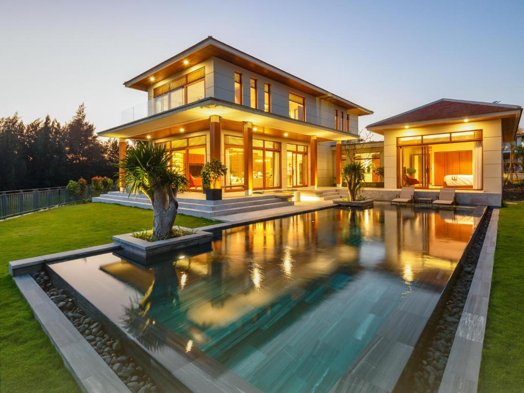 Bazén v ubytování Deluxe Beachside Resort Danang nebo v jeho okolí