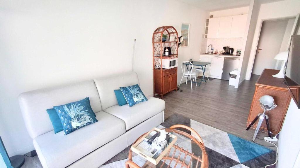salon z białą kanapą i kuchnią w obiekcie L'ILOT avec balcon, mignon et charmant, un havre de paix au cœur du centre-ville w Cannes