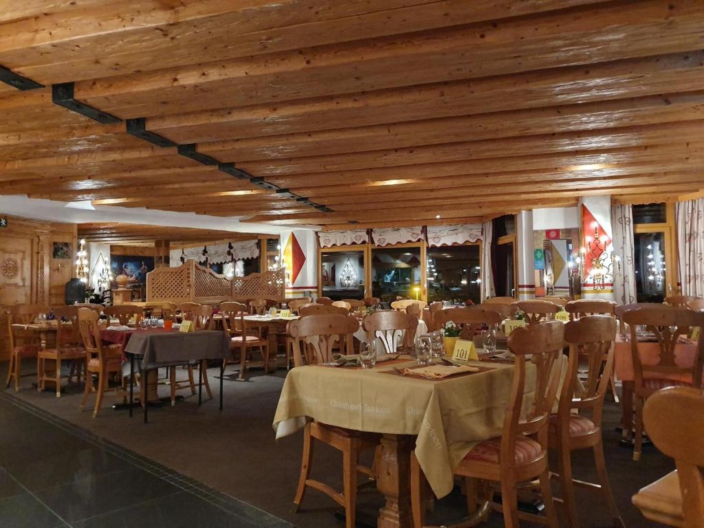 Restaurace v ubytování Clouds Studio Alpin Luxury View and Pool