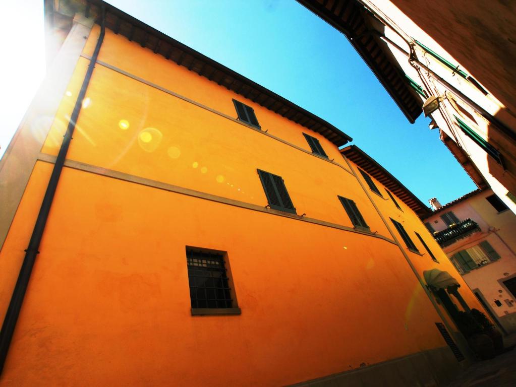 un edificio arancione con una finestra sul lato di Albergo Umbria a Città di Castello