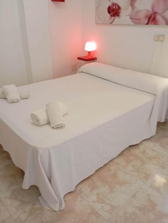 Postel nebo postele na pokoji v ubytování Bright studio with Pool, Torrecilla Beach