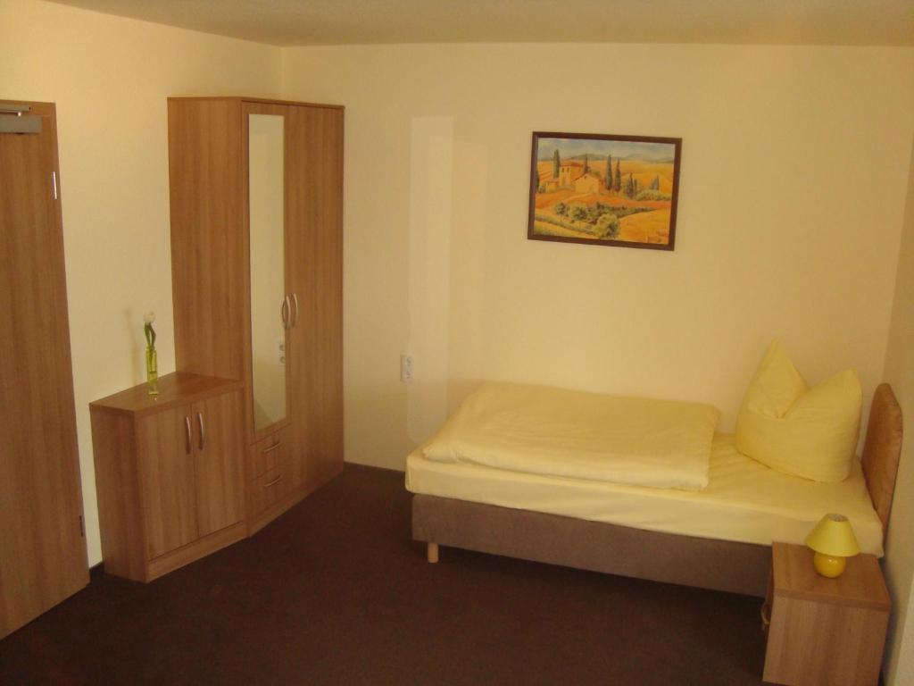 Postel nebo postele na pokoji v ubytování Hotel Gasthof Goldener Hahn