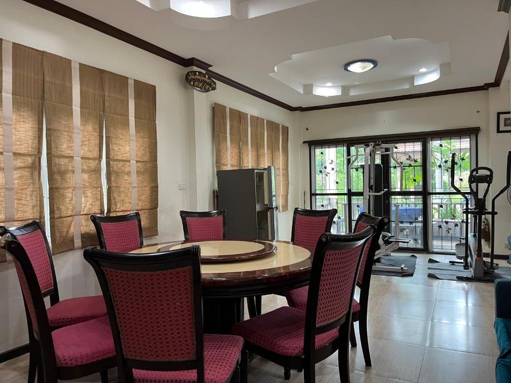Fitness centrum a/nebo fitness zařízení v ubytování Poolvilla Armthong Home