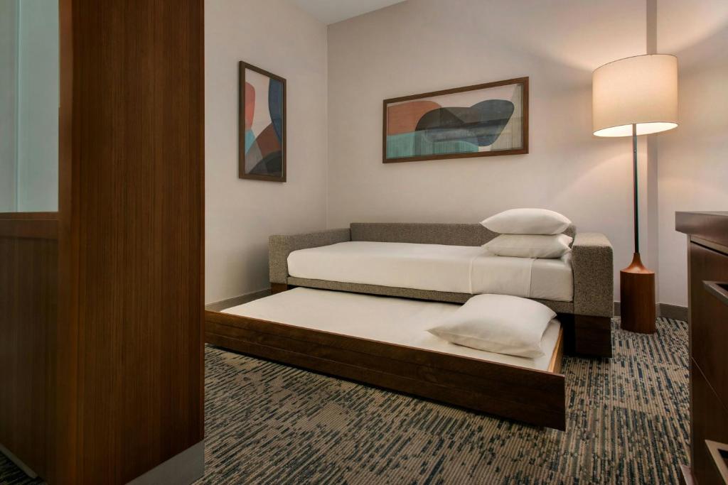 Postel nebo postele na pokoji v ubytování SpringHill Suites by Marriott Mount Laurel