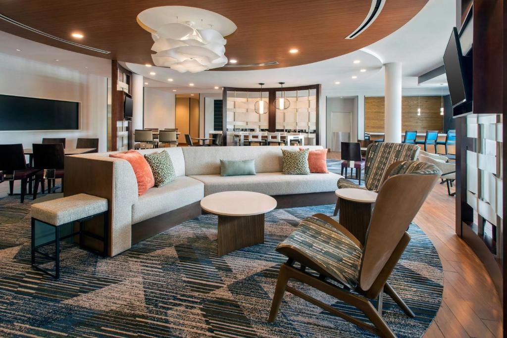 TV a/nebo společenská místnost v ubytování SpringHill Suites by Marriott Mount Laurel