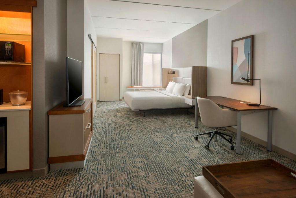 TV a/nebo společenská místnost v ubytování SpringHill Suites by Marriott Mount Laurel