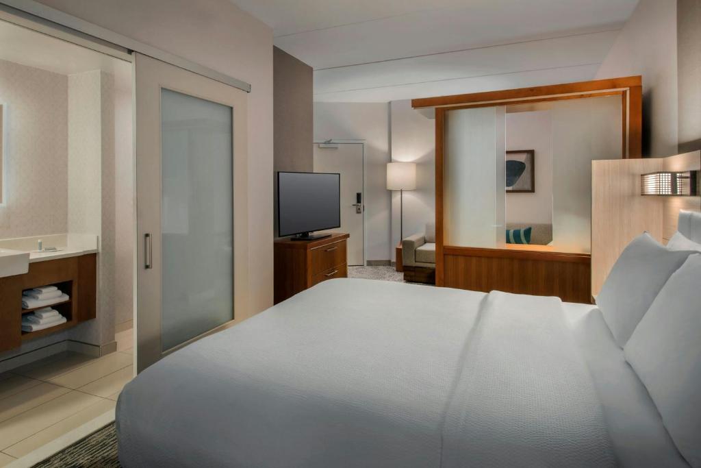 Postel nebo postele na pokoji v ubytování SpringHill Suites by Marriott Mount Laurel