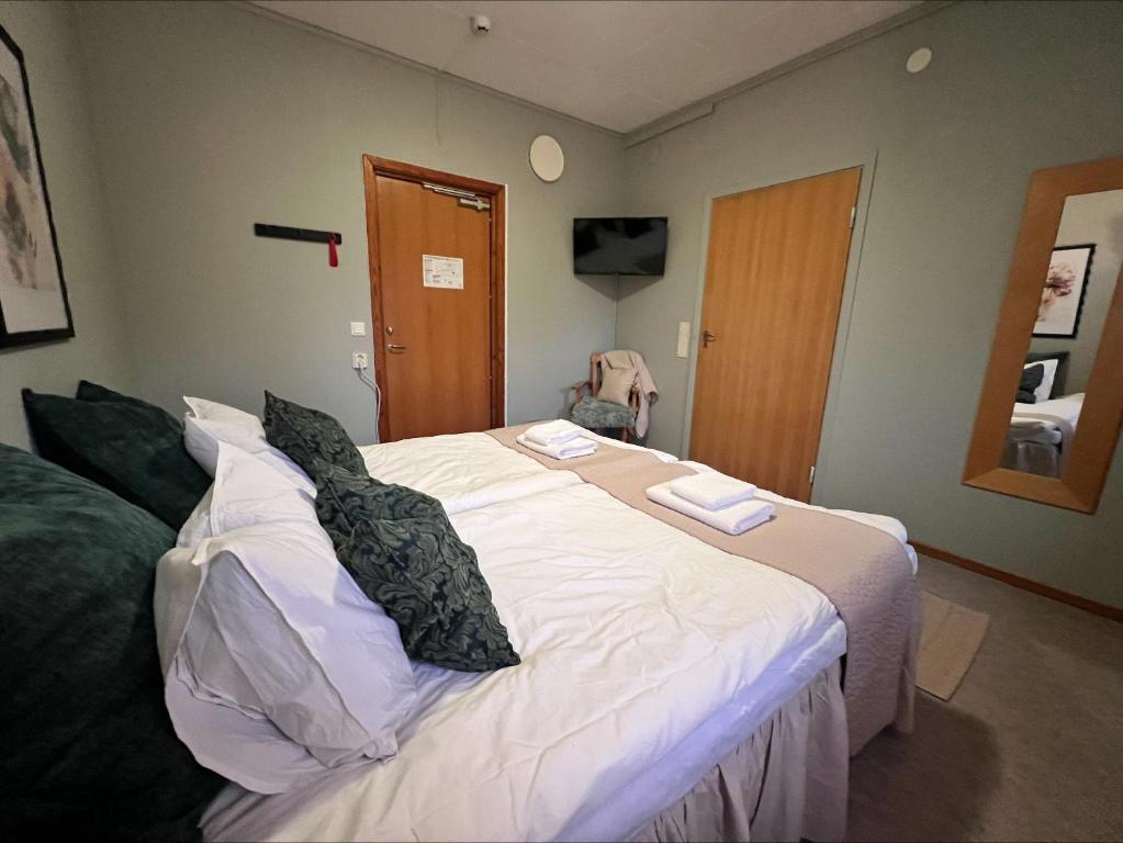 Postel nebo postele na pokoji v ubytování Målkullorna Hostel