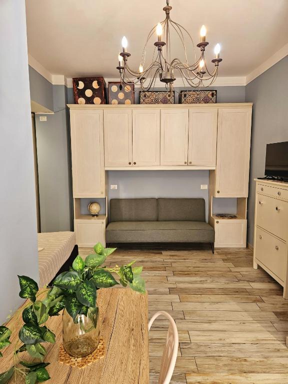 salon z kanapą i stołem w obiekcie PETITE MAISON ELEGANTE MONOLOCALE CON TERRAZZA w mieście Chiavari