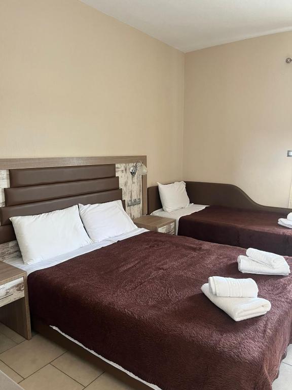 Postel nebo postele na pokoji v ubytování SUNSET HOTEL