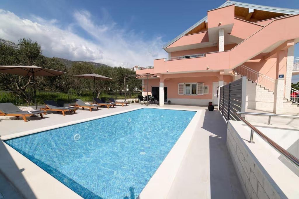 Apartments with swimming pool Kastel Stari, Kastela - 24273
