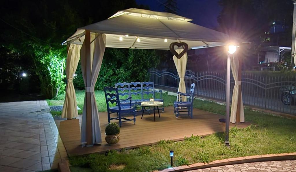 A garden outside Relax in collina a due passi dal mare