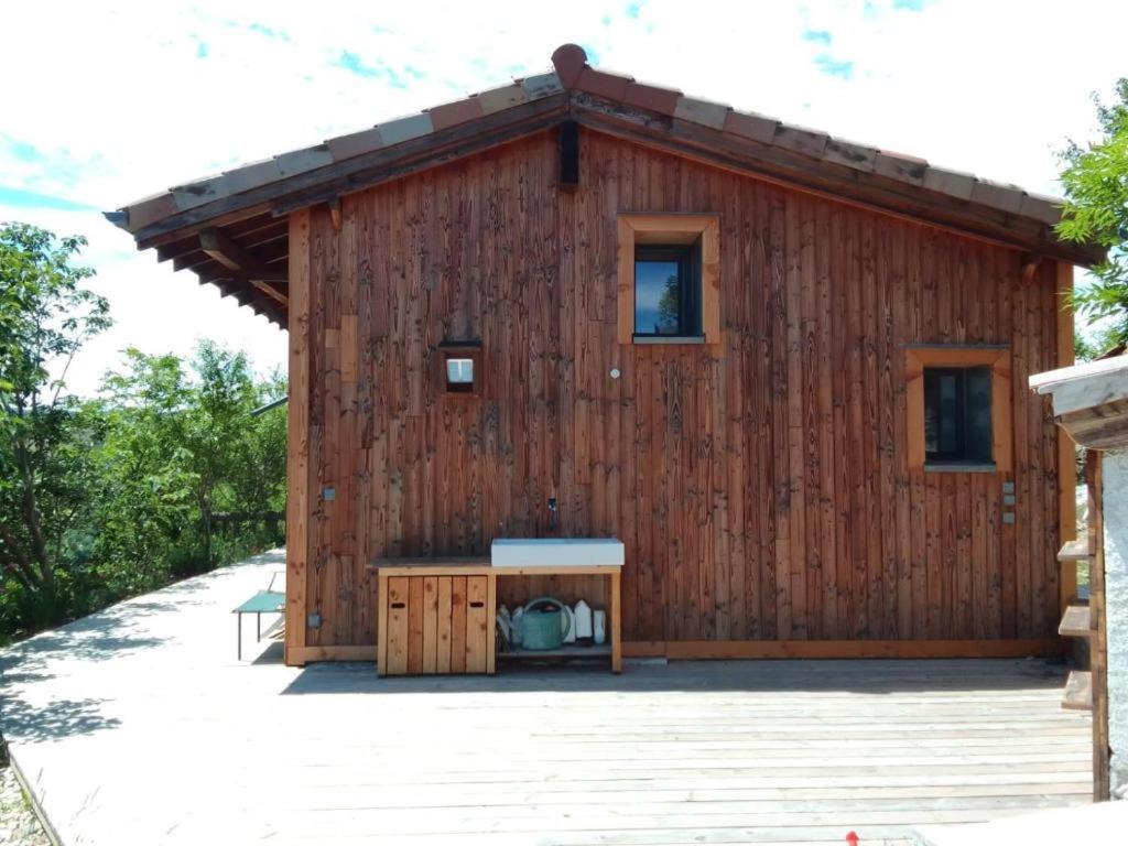 une cabane en rondins avec une table devant dans l'établissement Gîte vue sur le Rhône, à Sarras